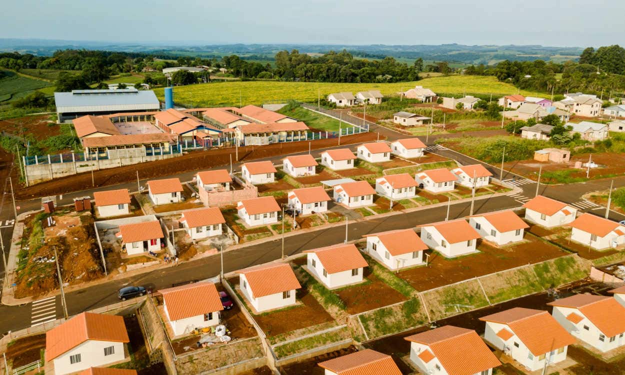 Imagem aérea de um conjunto de risidencias de um programa de casas populares