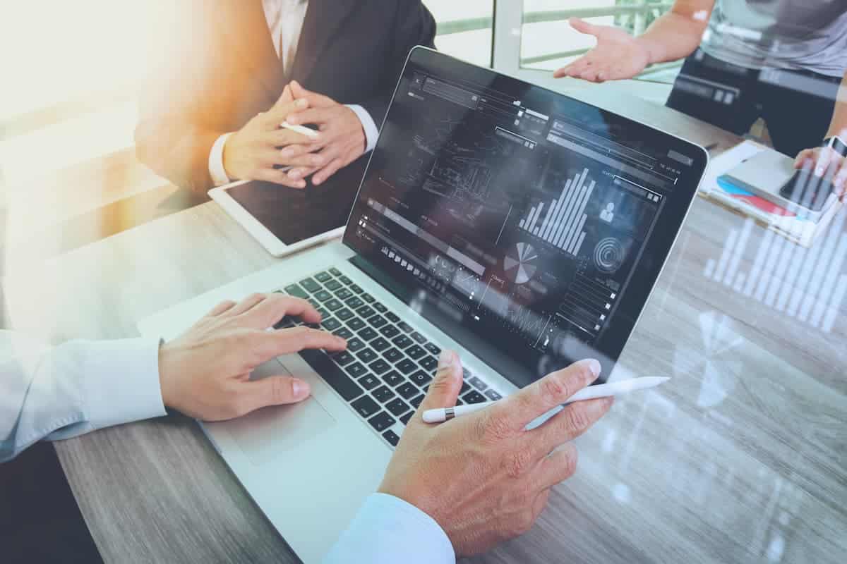 Recursos bancários em tela de notebook