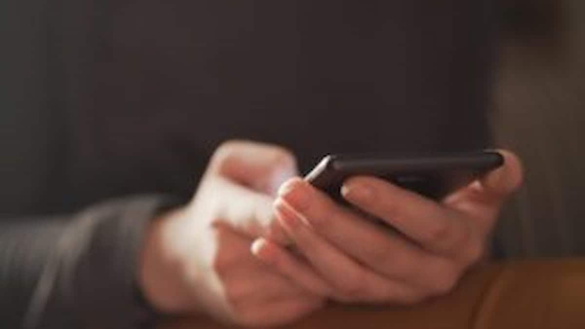 mãos femininas segurando celular