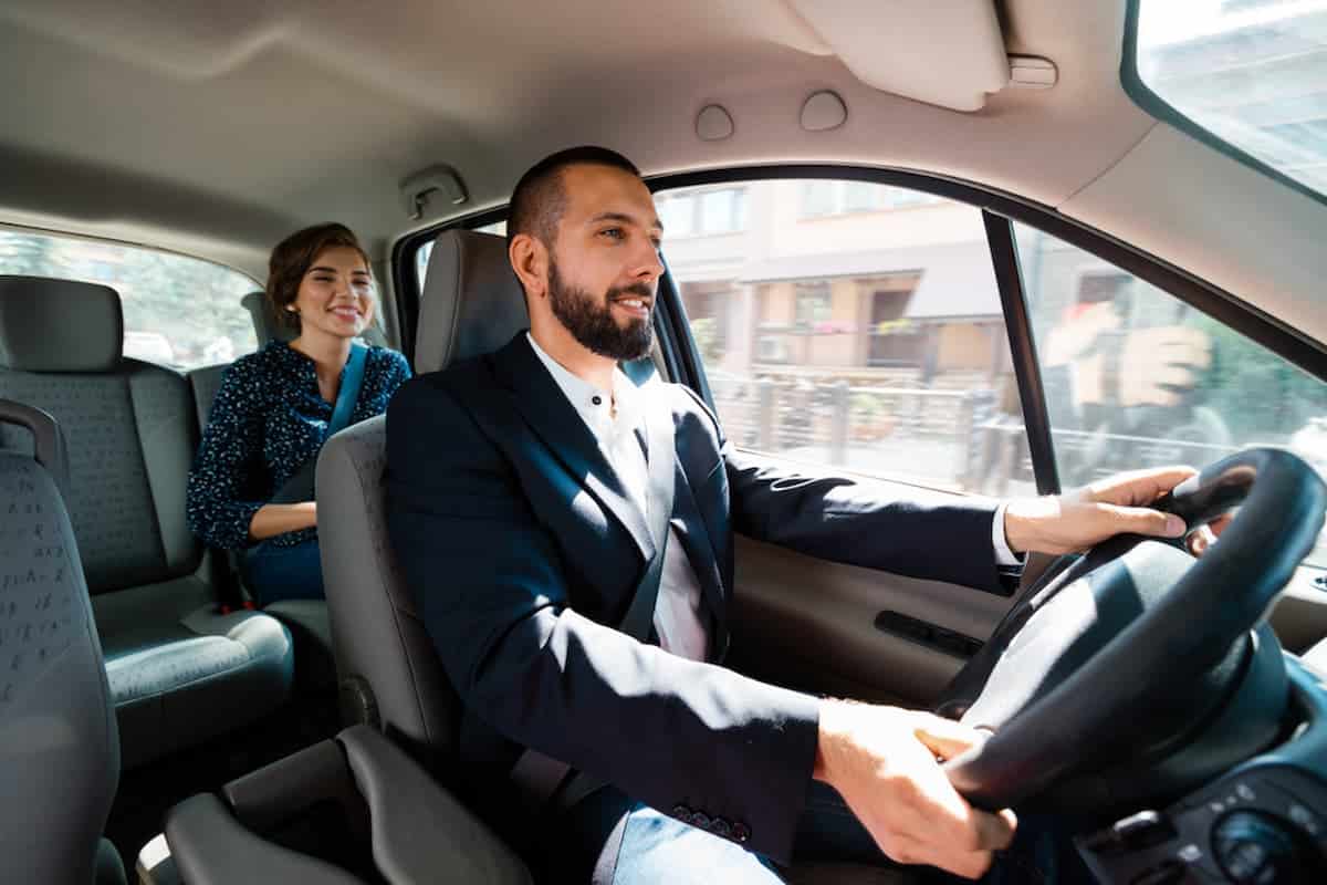 Imagem de motorista de aplicativo e cliente