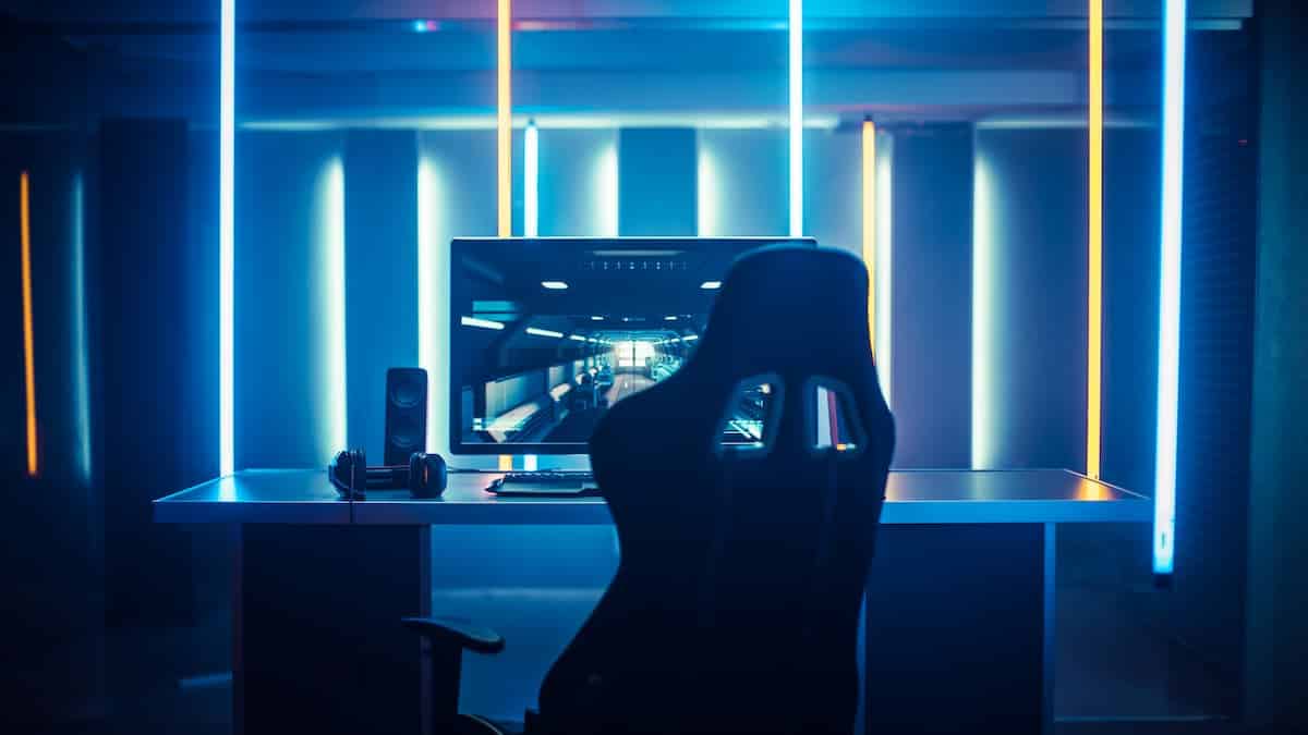 Setup gamer em cenário com luzes de led