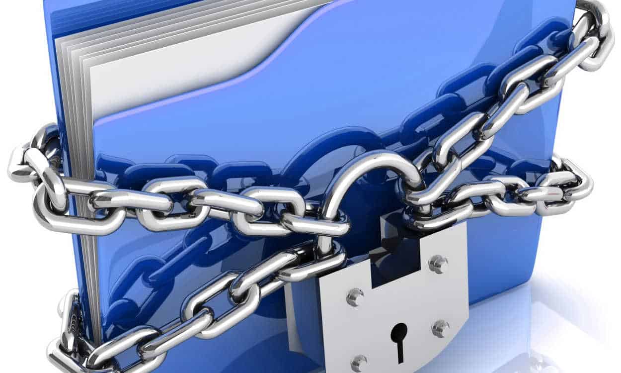pasta de documento envolta com correntes e cadeado