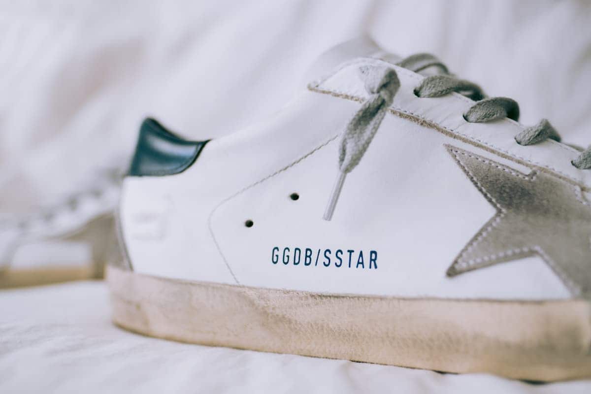 Tênis Detonados da empresa Golden Goose, que assinam a tendência destroyed