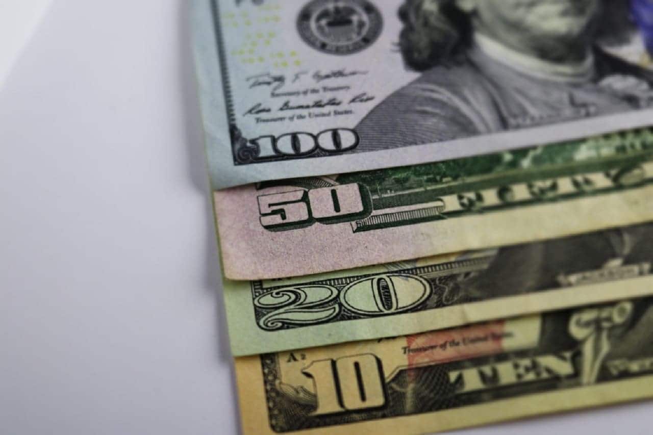 Imagem de notas de US$10, US$20, US$50 e US$100