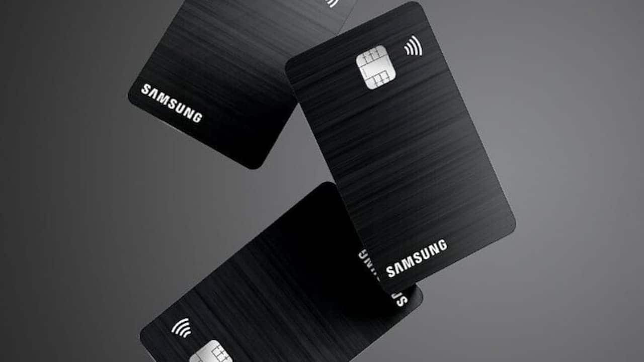 Três cartões da Samsung Itaucard em um fundo cinza, como se estivessem caindo