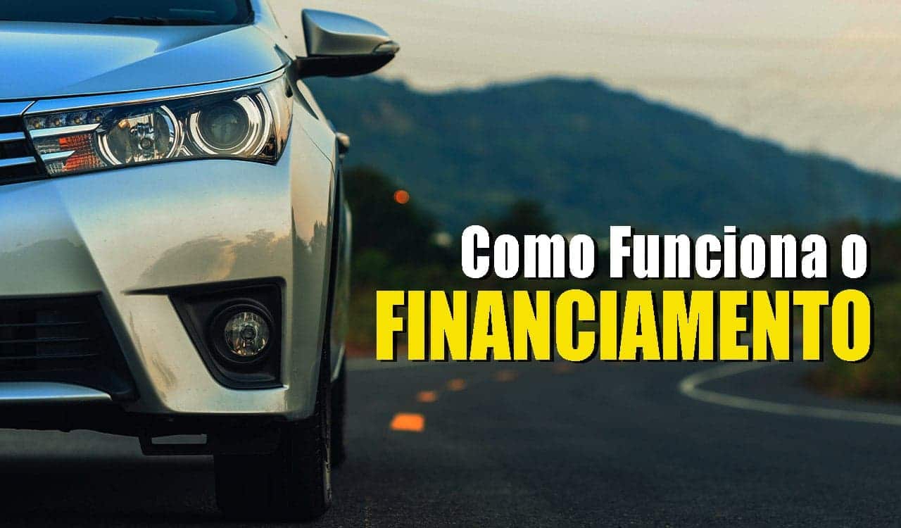 Um carro andando na pista, e ao lado direito está escrito "Como funciona o financiamento".