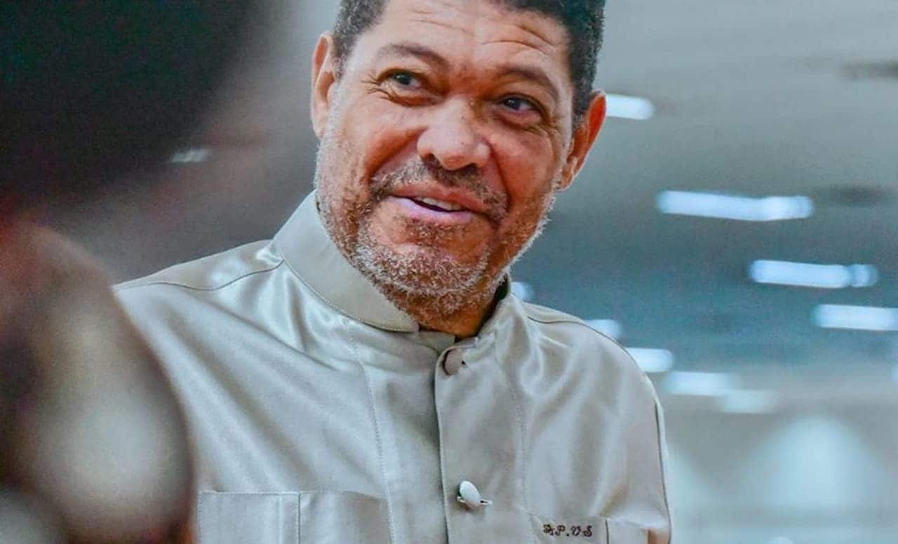 imagem do apóstolo Valdemiro Santiago sorrindo em igreja