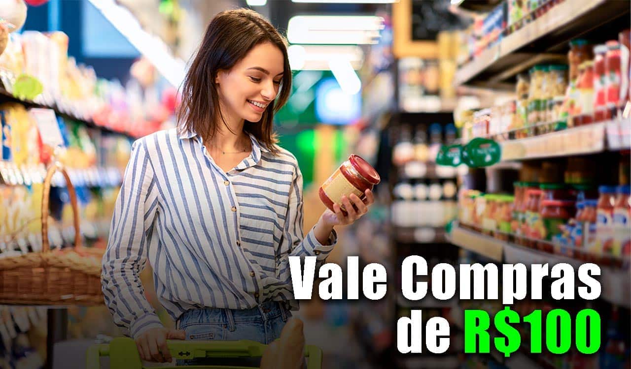 Imagem de uma molhar em um mercado. Ao lado, a palavra "vale-compras de R$100"