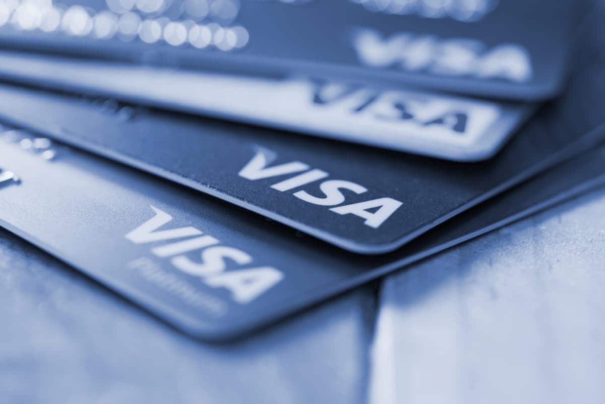 Cartões Visa empilhados para receber desconto