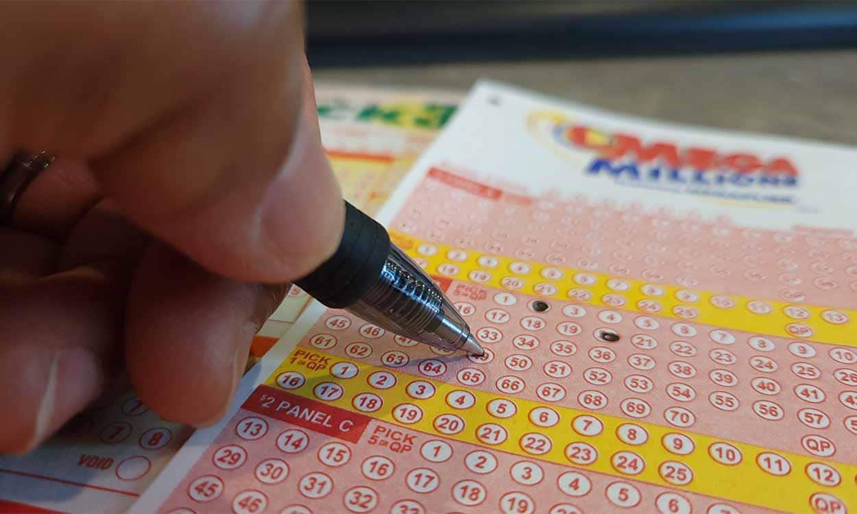 Pessoa preenchendo números de bilhete da loteria.