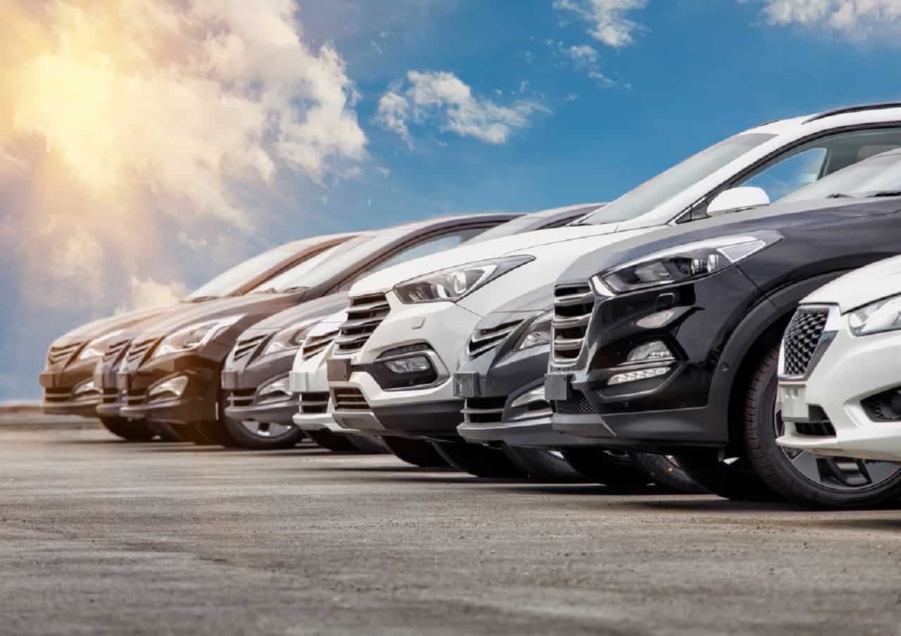 Imagem da frente de alguns carros.