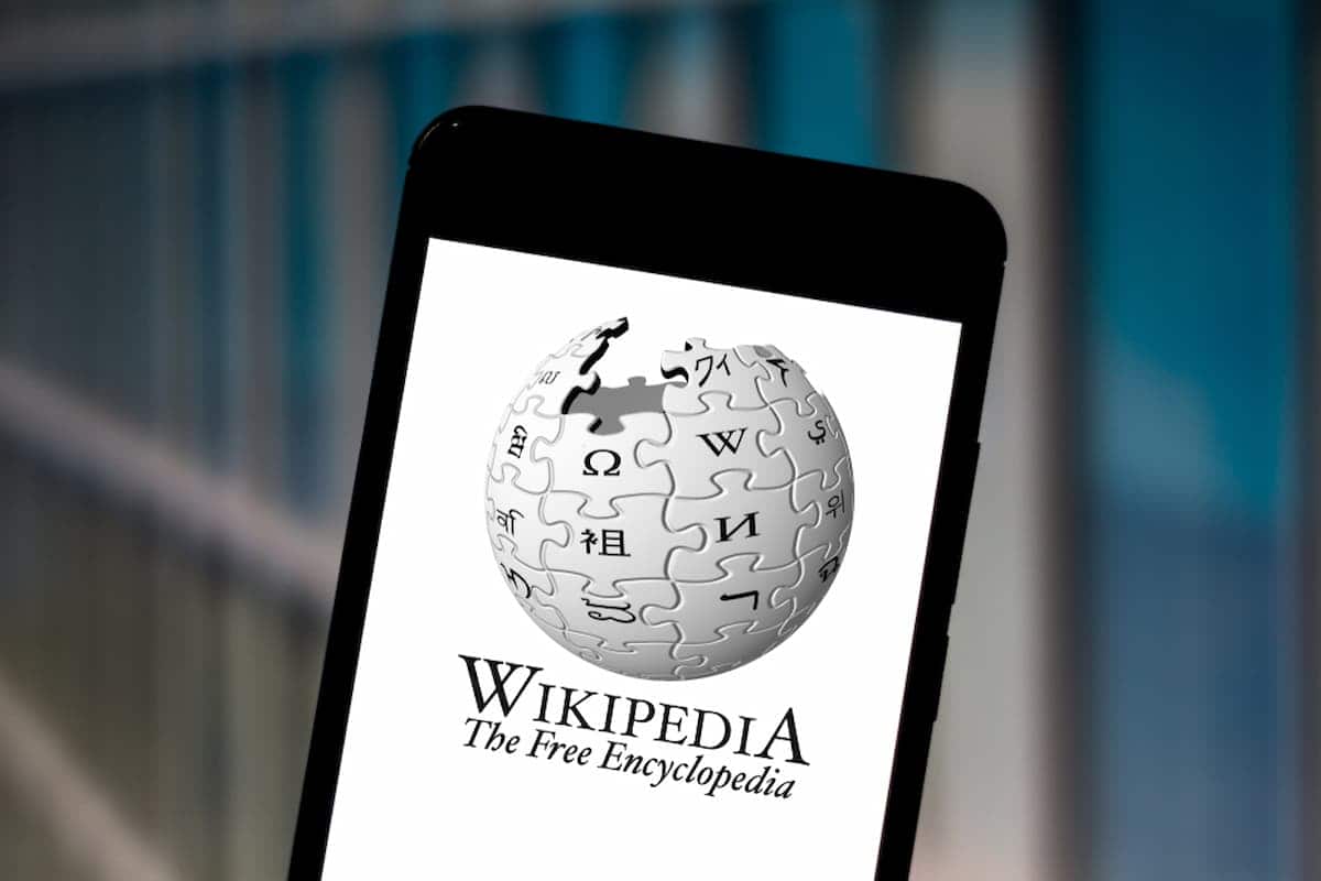 Imagem de um celular com o logo do Wikipédia aberto.
