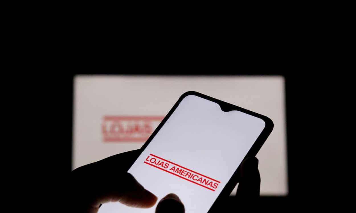 Celular com a logo das Lojas Americanas na tela