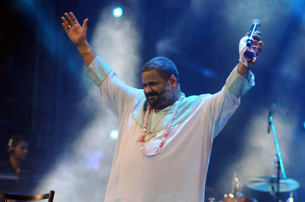 Arlindo Cruz em palco de braços abertos