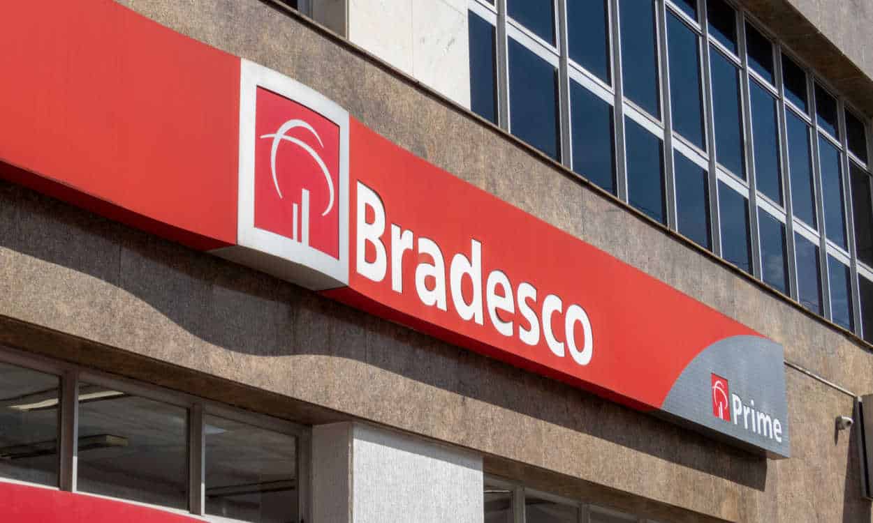 Fachada de uma agência do Bradesco.