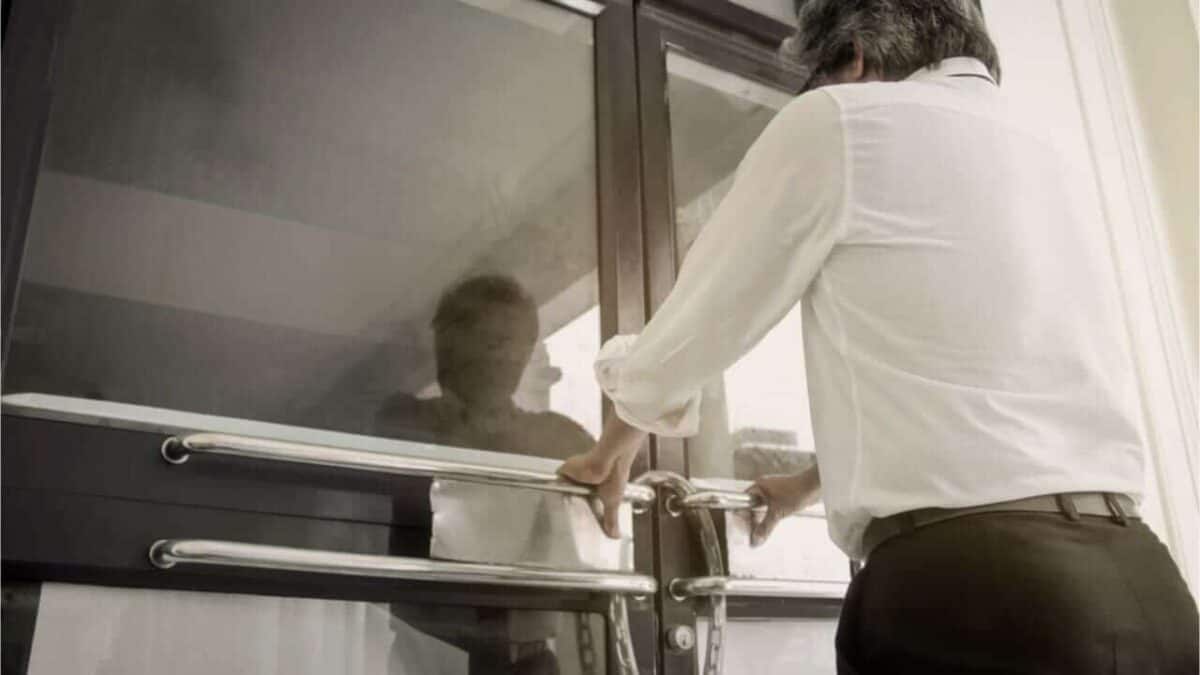 Imagem de homem fechando uma loja