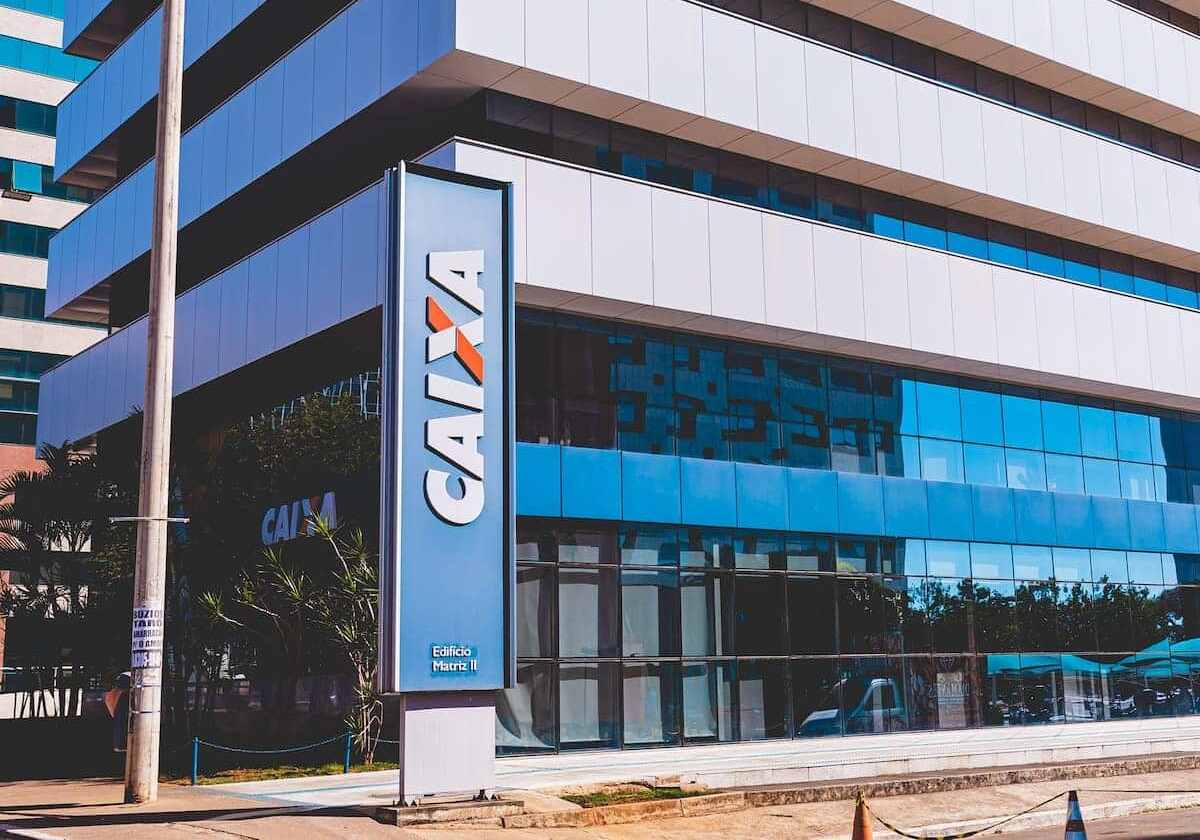 Fachada de uma unidade da Caixa Econômica Federal.