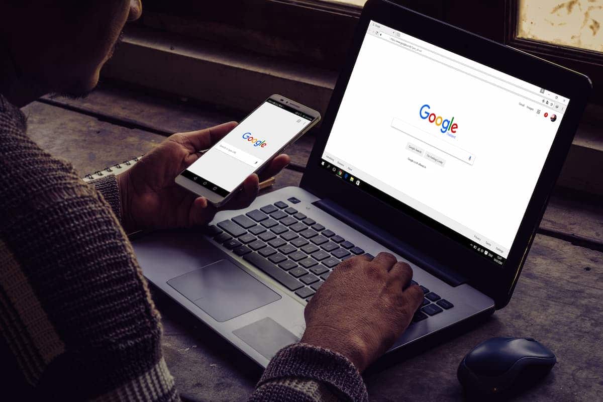 Aplicativo e site do Google abertos em celular e computador respectivamente