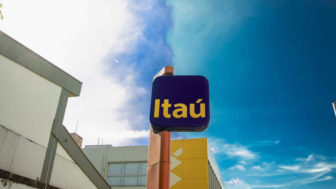 A placa do banco Itaú.