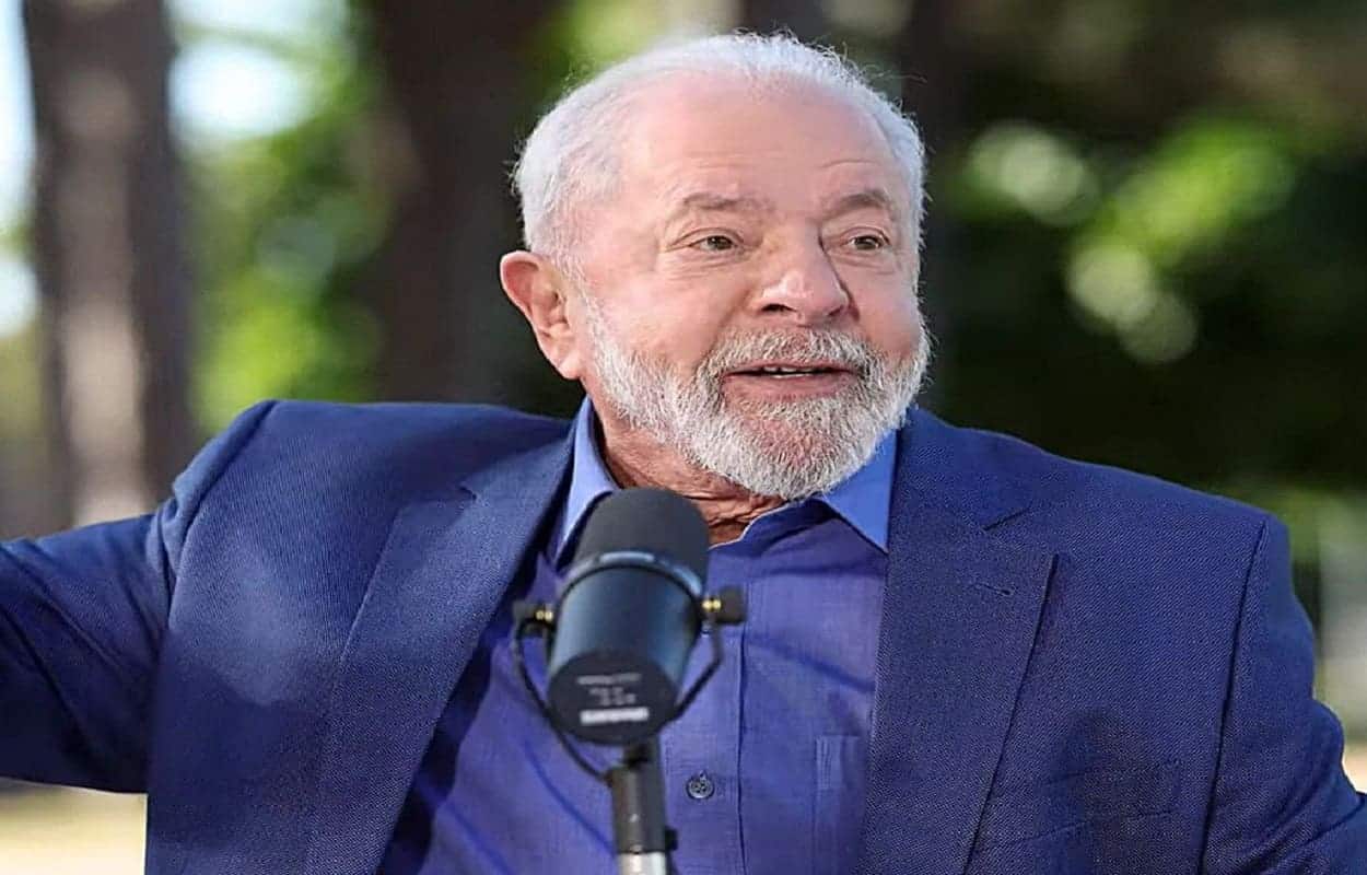 Lula discursando em frente ao um microfone