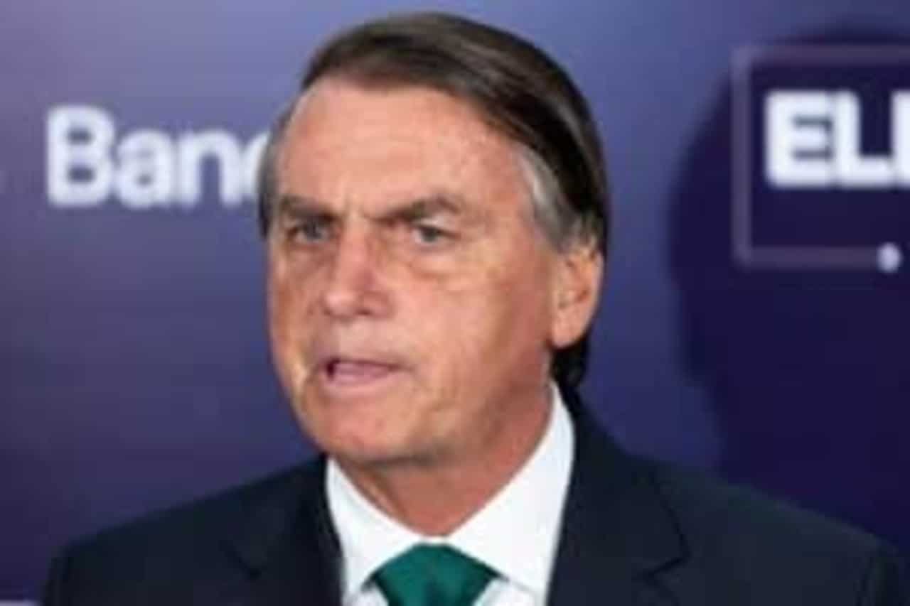Bolsonaro está de terno e gravata, dando entrevista