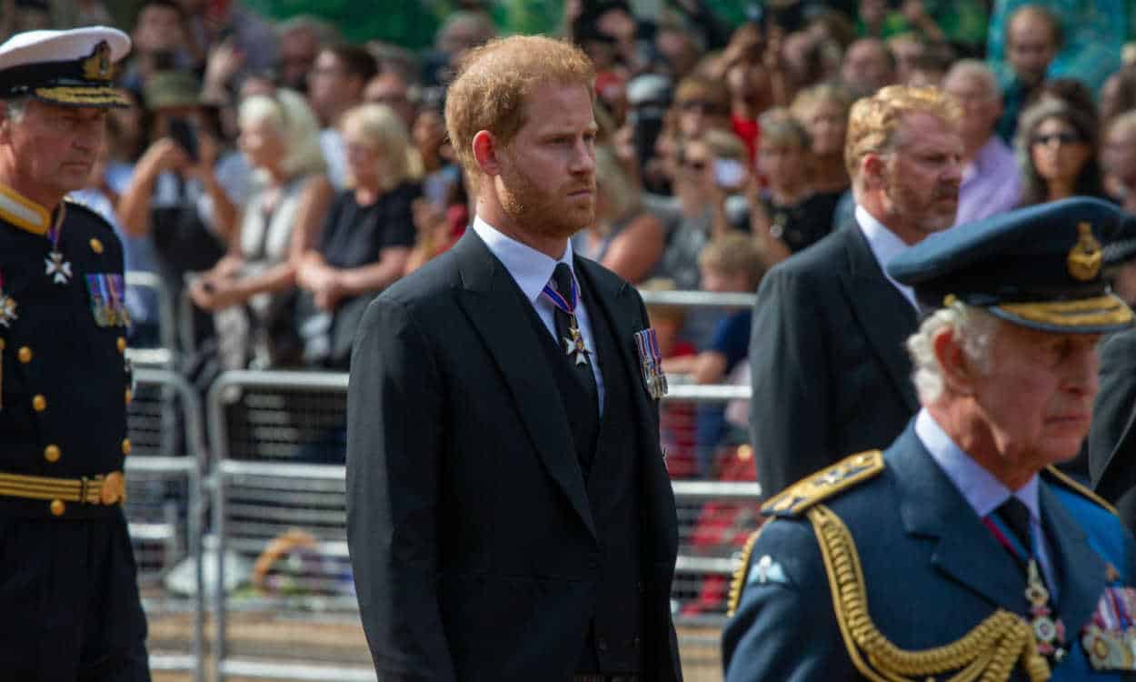 Príncipe Harry no cortejo atrás do caixão da Rainha Elizabeth, sua avó