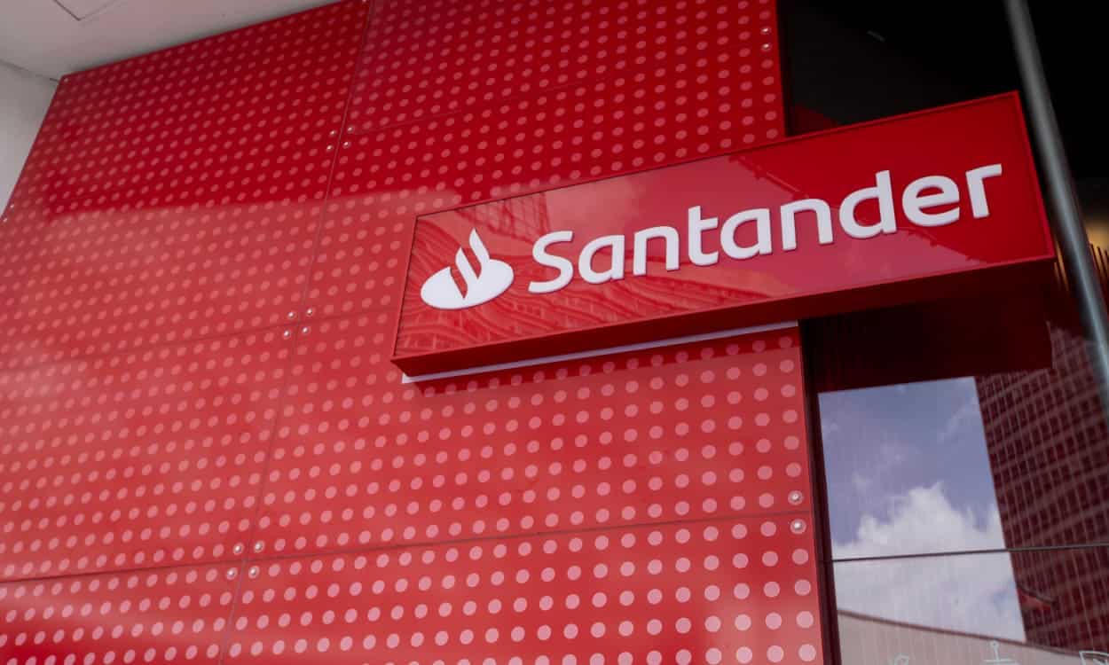 Fachada de uma agência do Santander.