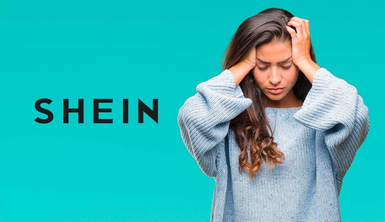 Na imagem, mulher com as mãos na cabeça e expressando preocupação, ao lado dela tem a logo da Shein, atrás dela tem um fundo azul