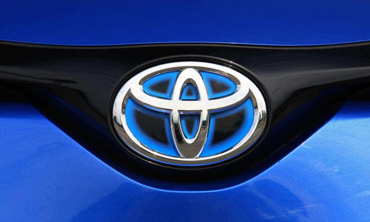 Closeup na logo da Toyota em um dos modelos da montadora