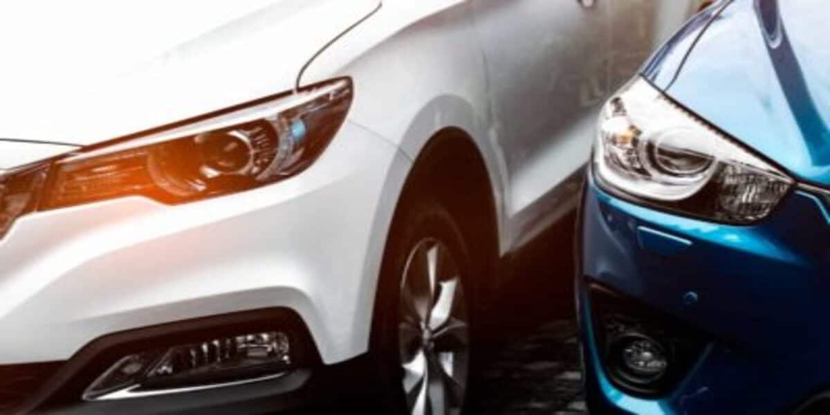 Faróis de carros SUV lado a lado