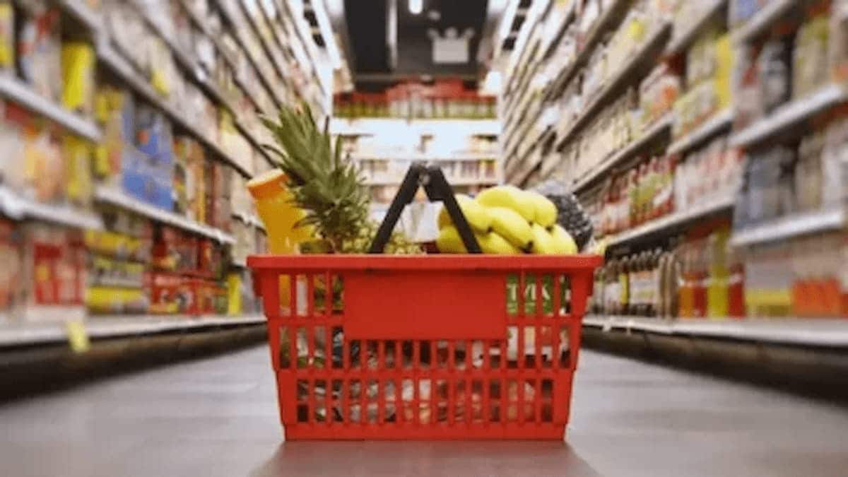 cesto de compras no meio de um corredor do supermercado mundial