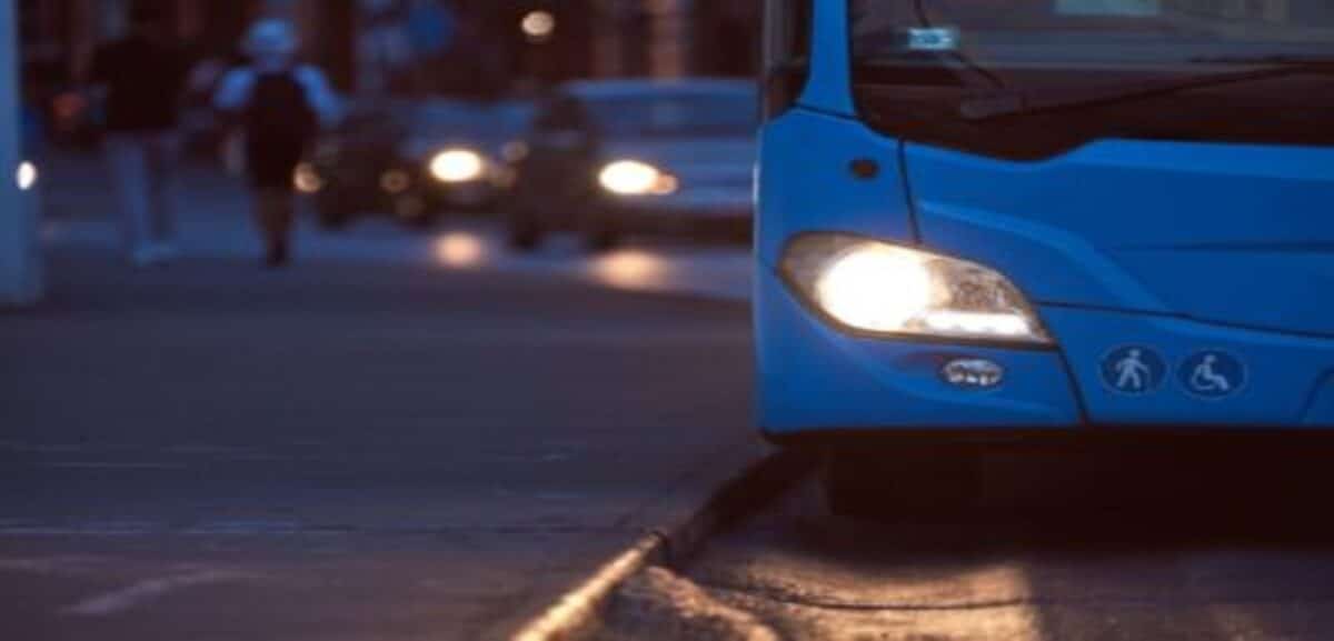 Imagens de ônibus em fileira