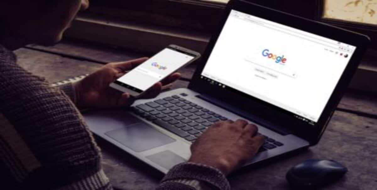 Aplicativo e site do Google abertos em celular e computador respectivamente