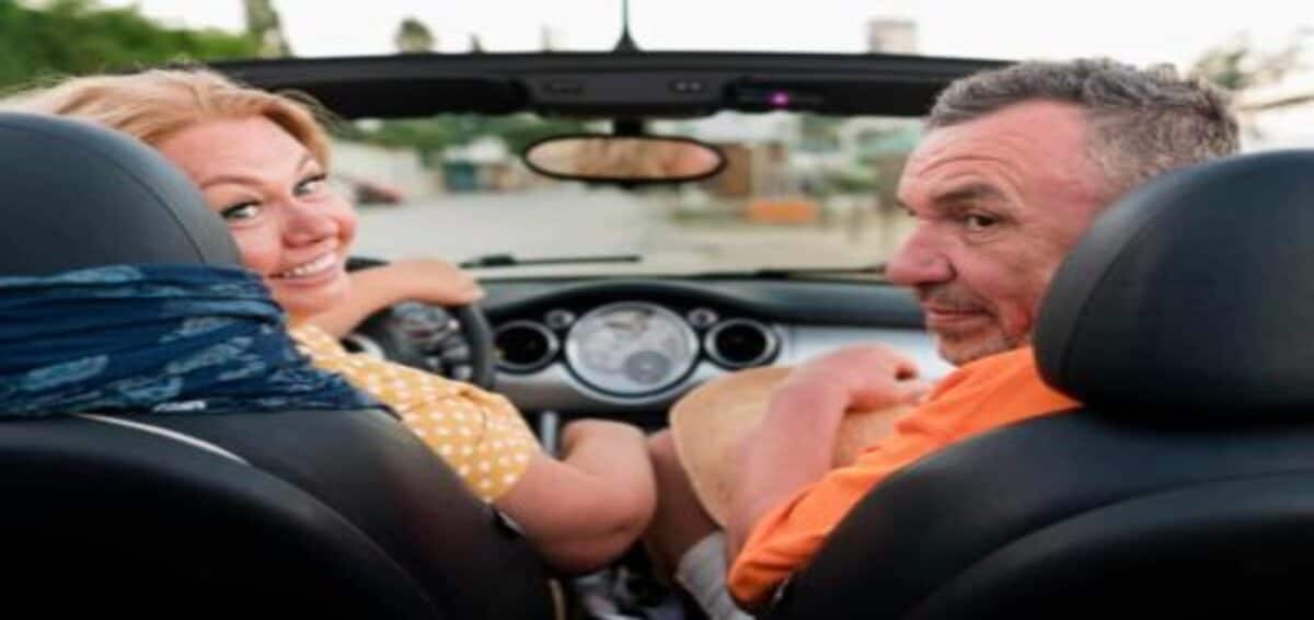 vista-traseira-do-casal-de-turistas-mais-velho-de-ferias-em-carro (1)
