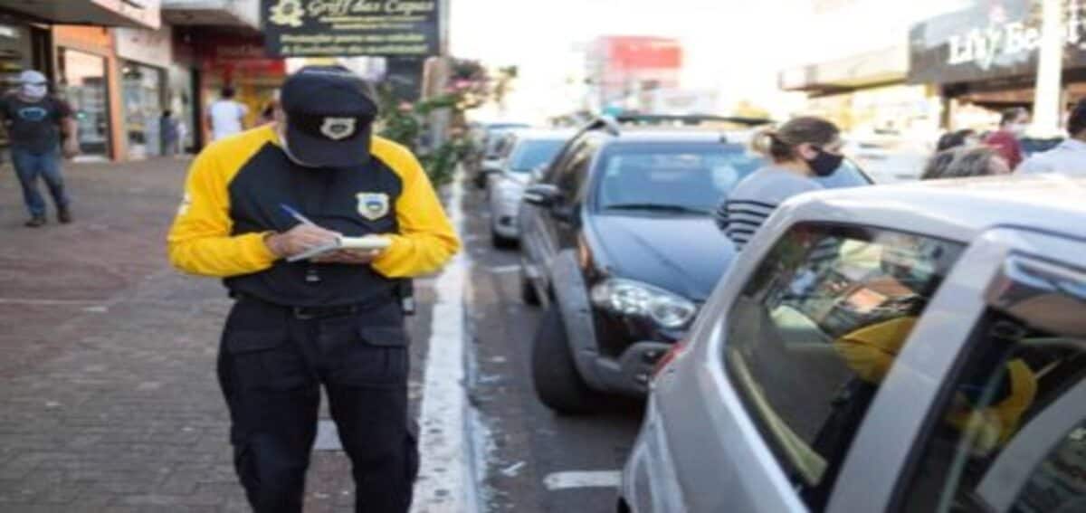 Policial escrevendo num papel em branco