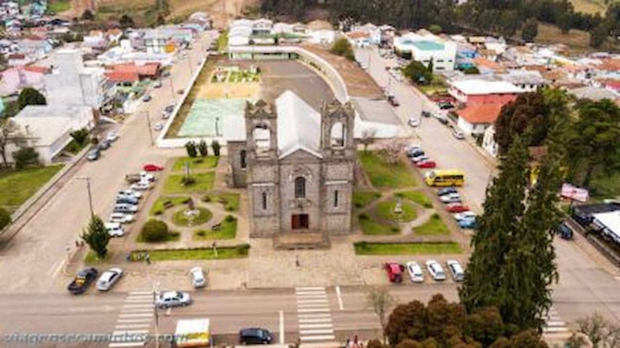Imagem da vista de cima da cidade de São Joaquim, com destaque para capela e jardins laterais.