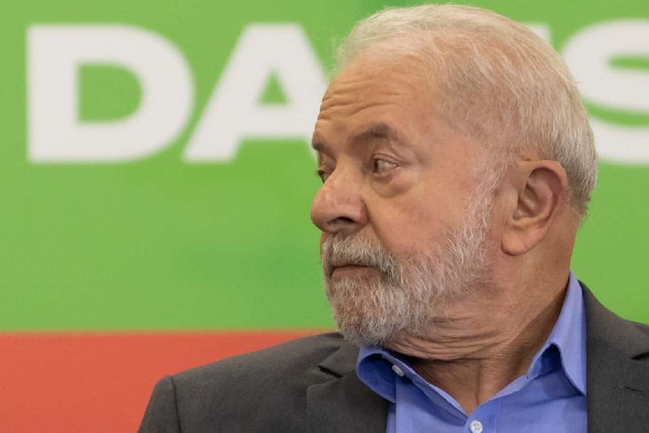 Imagem de Lula olhando para o lado
