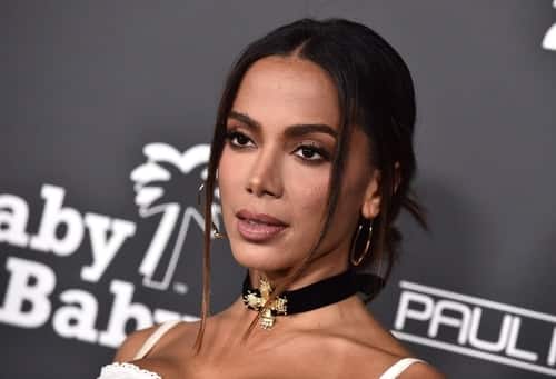 Anitta tirando foto com blusa branca em evento