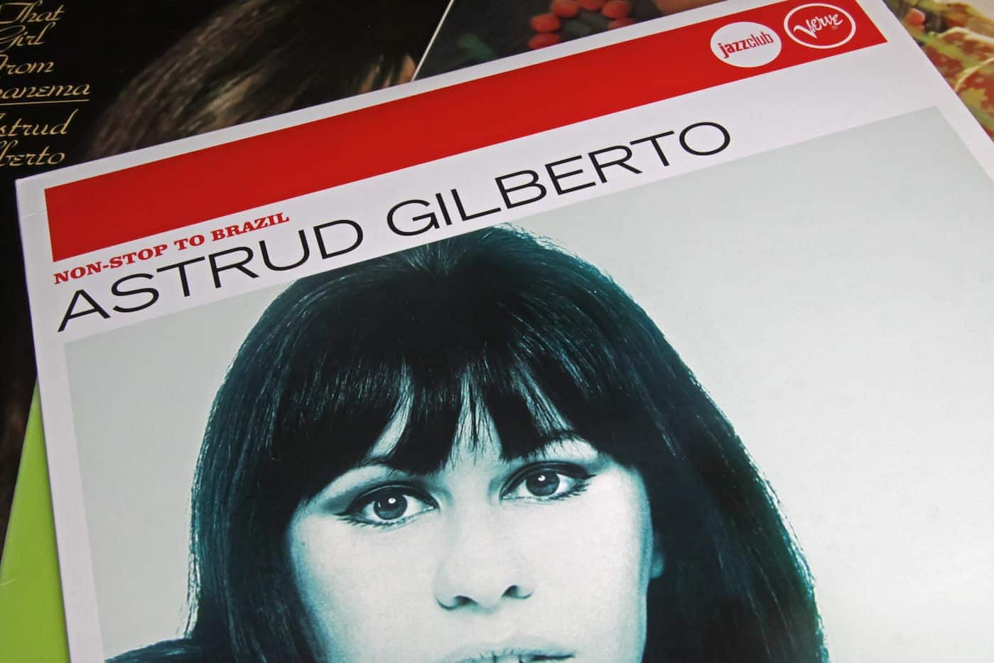 Foto mostra o álbum da cantora brasileira Astrud Gilberto.