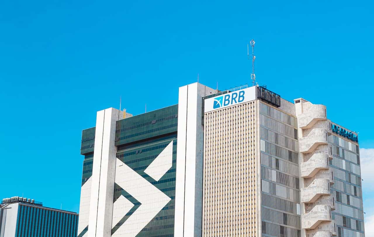Prédio do banco BRB em zona urbana