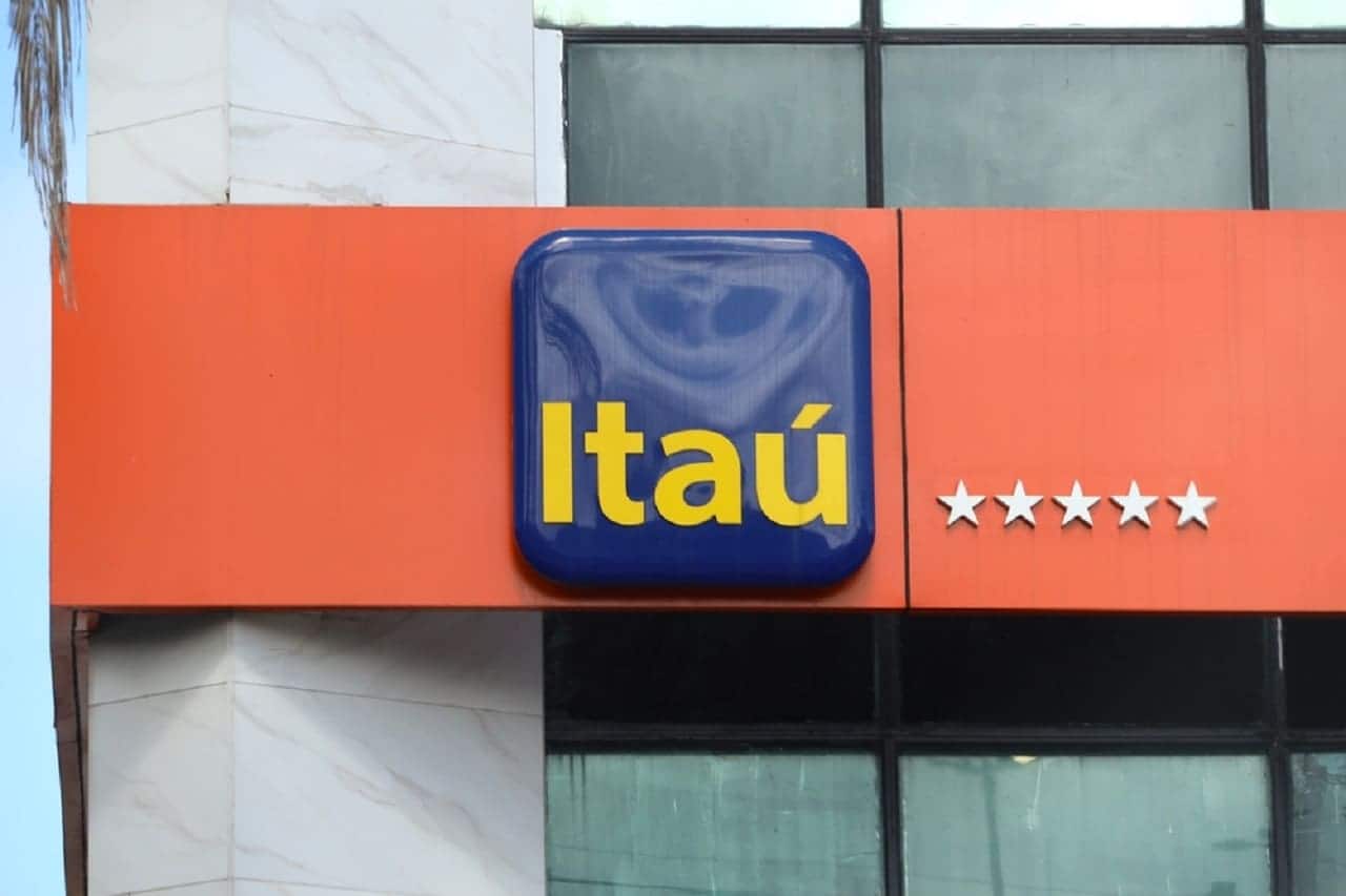 Imagem da fachada de uma agência do banco Itaú.