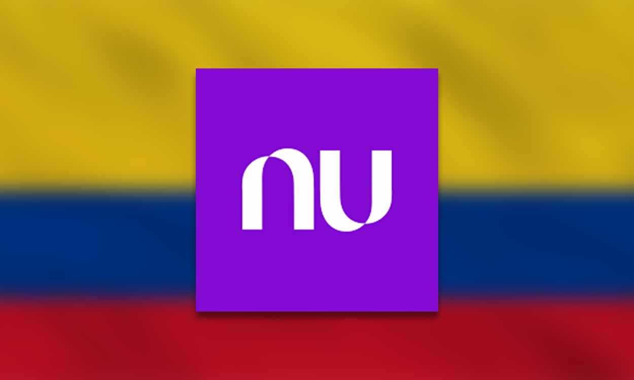 Ao fundo, uma bandeira da Colômbia desfocada. No centro da imagem, a logo do Nubank.