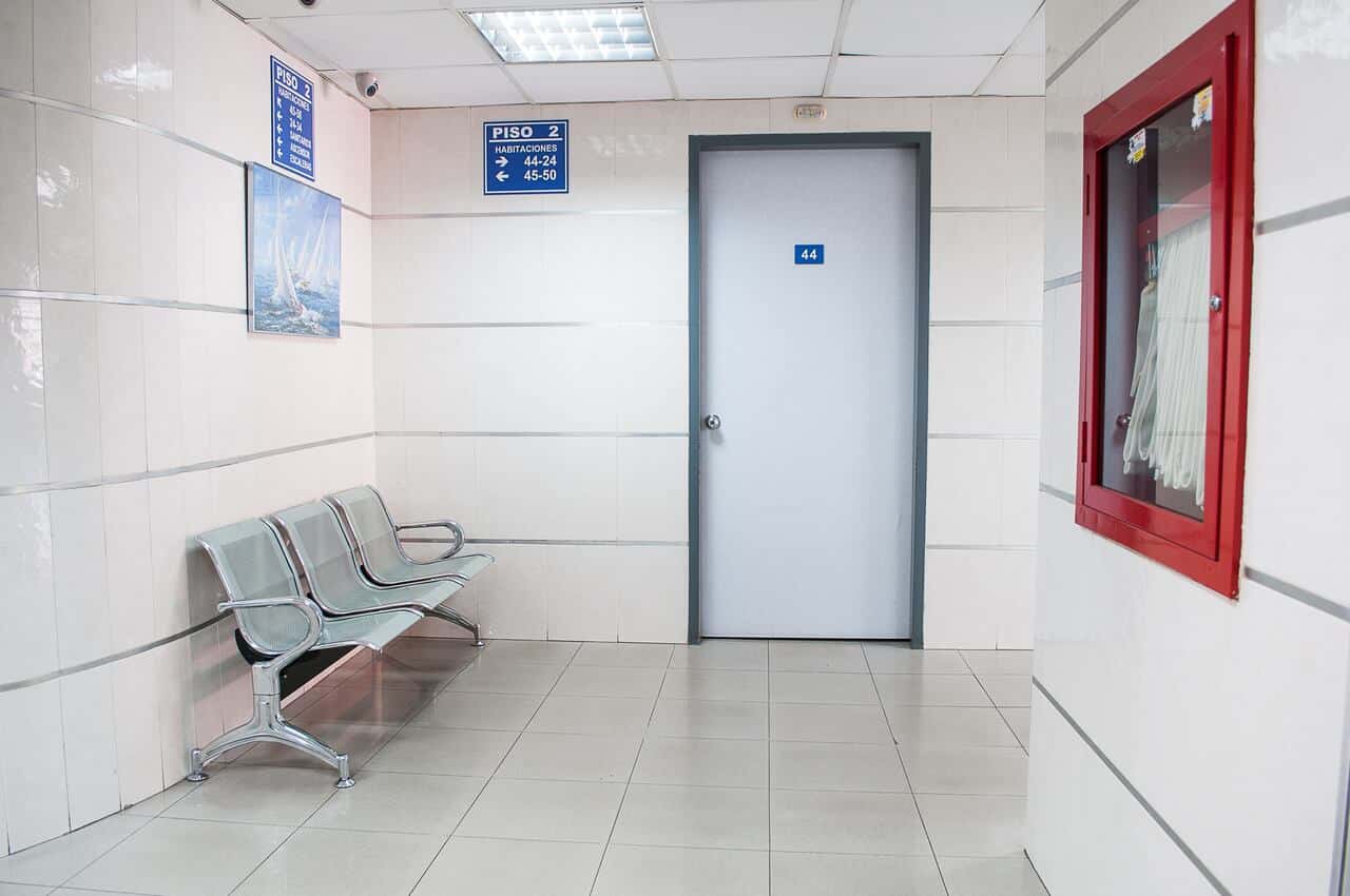 Na imagem, sala de espera de hospital.