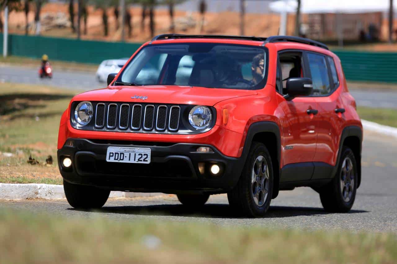 Imagem do carro Jeep Renegade mais barato sendo dirigido em uma pista.