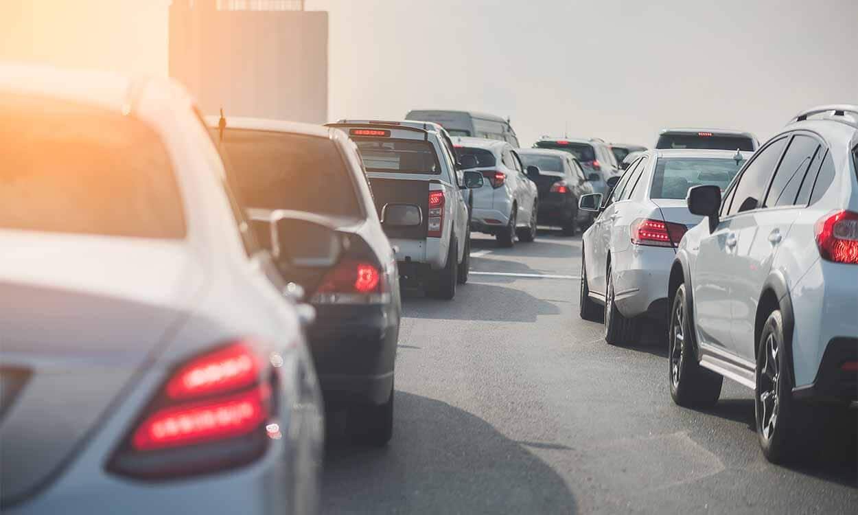 Vários carros populares no trânsito