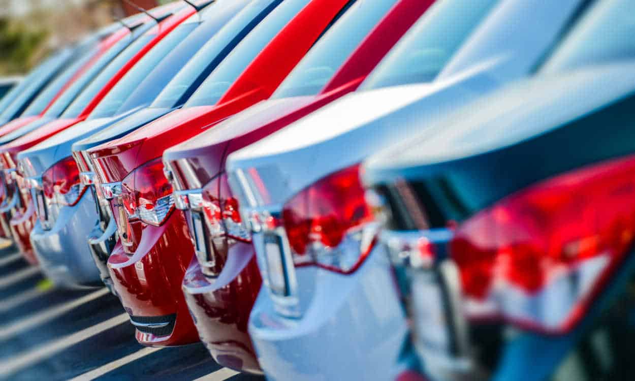 vários carros estacionados um ao lada do outro