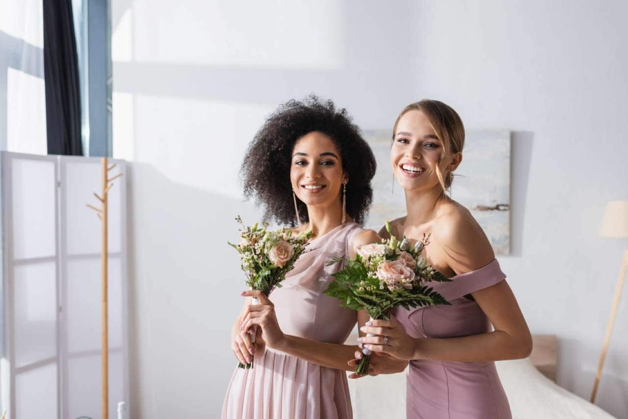 casal de mulheres com buquê