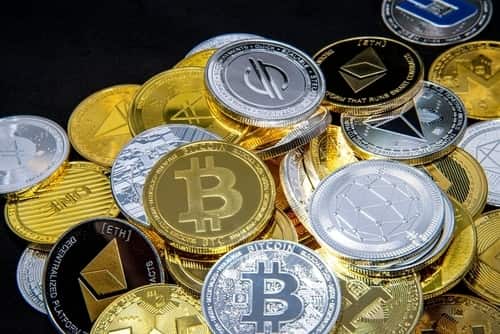 Moedas de criptoativos em cima de uma mesa preta