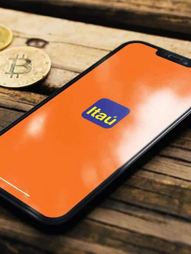 Aplicativo Itaú em celular com criptomoedas ao lado