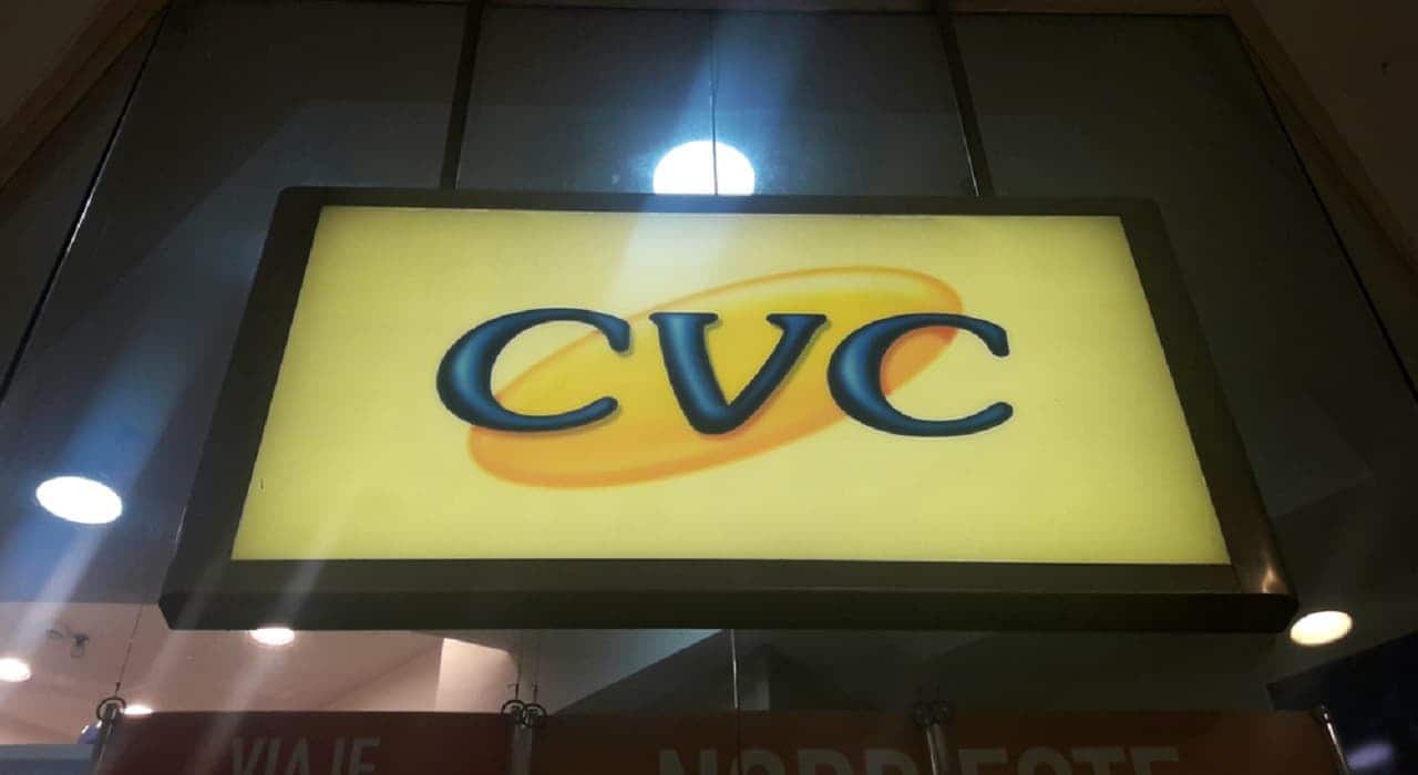 Logo da CVC em uma tela
